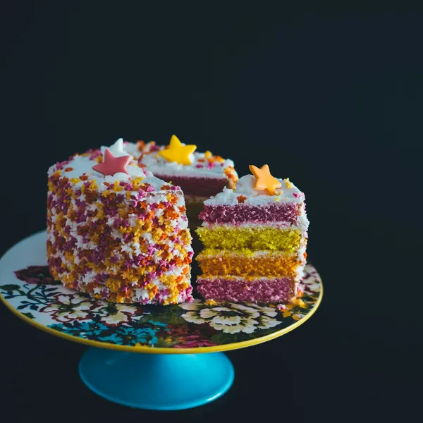 Torta de colores sobre pedestal