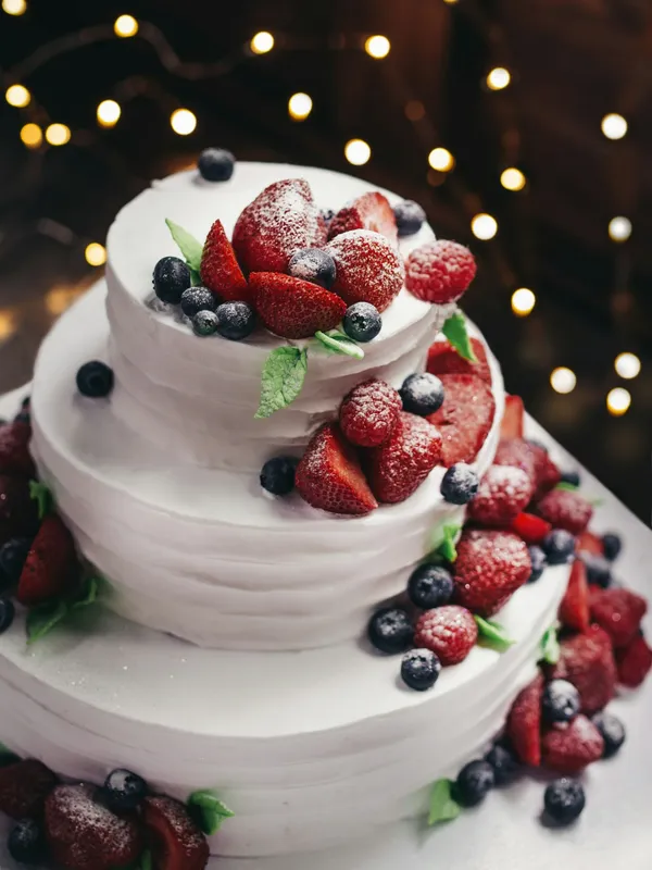 Torta de dos pisos con frutos rojos