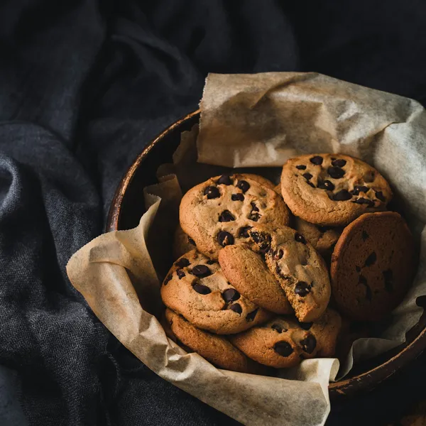 Galletas con chips de chocolate en canasto