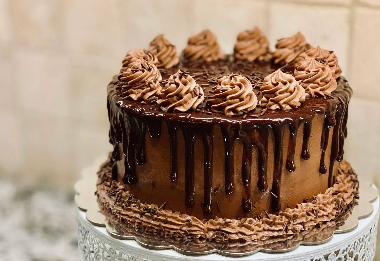 Torta de chocolate decorada sobre un pedestal